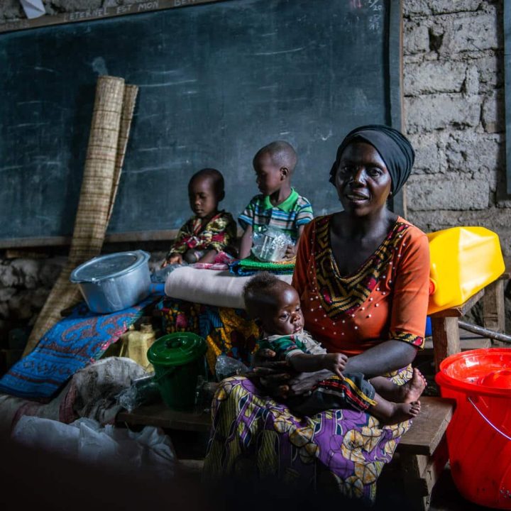 Jeanine Furaha a trouvé refuge dans un site pour personnes déplacées à Kalengera avec ses trois enfants après avoir fui les affrontements armés dans la province du Nord-Kivu en RD Congo. Elle a reçu des fournitures d'urgence grâce au programme de réponse rapide UniRR mis en place par l'UNICEF par l'intermédiaire de la Croix-Rouge. © UNICEF/UN0686966/Bashizi
