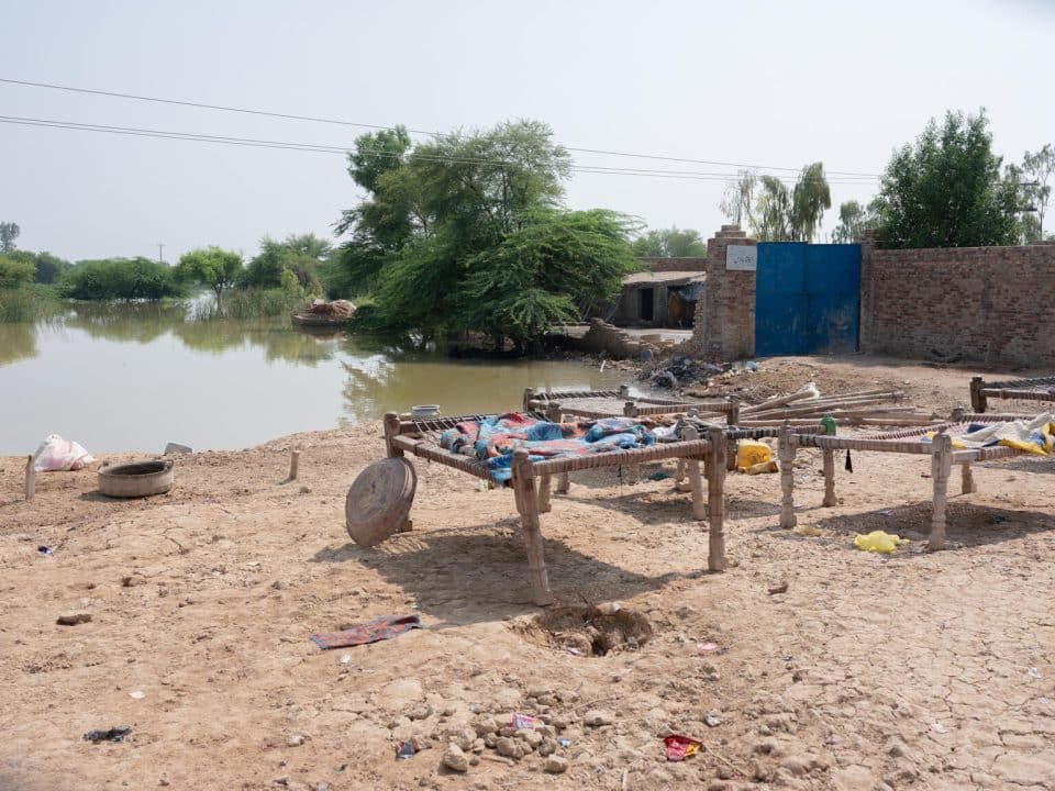 De l'eau stagnante près d'un camp de personnes déplacées à cause des inondations, au Pakistan. Photo prise le 14 septembre 2022.