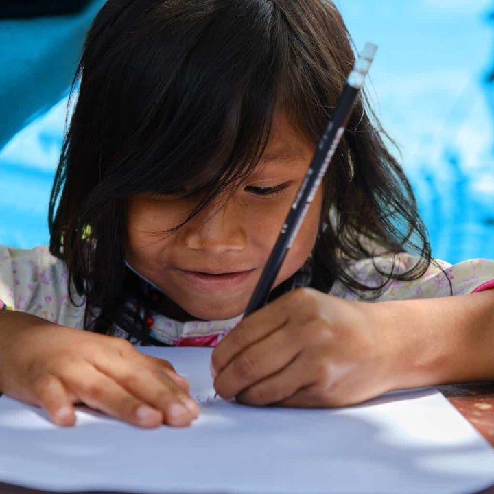 Dans l'état d'Apure au Venezuela, Kleidimar 9 ans, dessine grâce aux kits récréatifs et éducatifs distribués par l'UNICEF à Guasdualito, le 1er octobre 2021.© UNICEF/UN0713604/Contreras