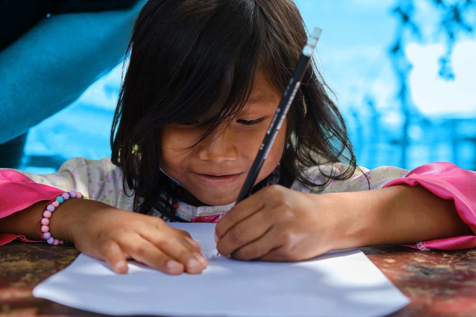 Dans l'état d'Apure au Venezuela, Kleidimar 9 ans, dessine grâce aux kits récréatifs et éducatifs distribués par l'UNICEF à Guasdualito, le 1er octobre 2021.© UNICEF/UN0713604/Contreras