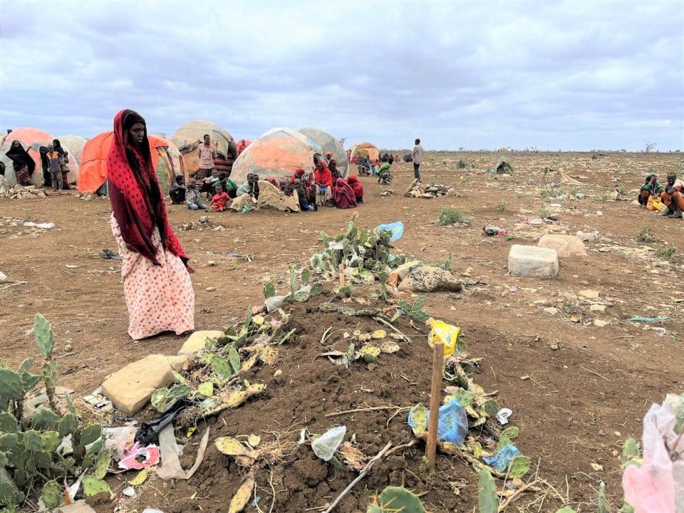 Le 29 septembre 2022, Fatuma se tient au-dessus de la tombe de son fils Salat, âgé de 10 ans, au camp de personnes déplacées de Hagarka, à Baidoa, dans la région de la Baie du Sud de la Somalie. © UNICEF/UN0723459/Giri