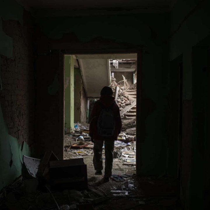 Le 27 septembre 2022 à Tchernihiv, en Ukraine, Darya Nikolayenko, 14 ans, marche parmi les décombres de l'école n°21, qui a été détruite par un bombardement le 3 mars. © UNICEF/UN0726020/Ibarra Sánchez