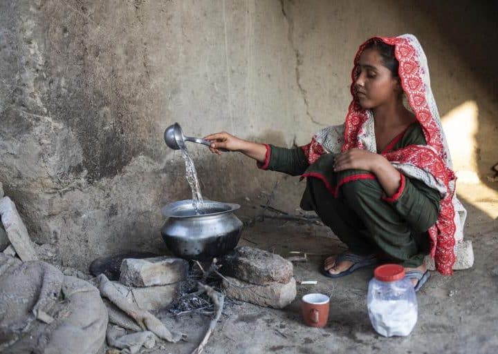 Le 3 novembre 2022 à Jacobabad, dans la province de Sindh, au Pakistan, Sugrah, 15 ans, recueille de l'eau. Sa maison a été détruite lors des récentes inondations. ©UNICEF/UN0730544/Bashir