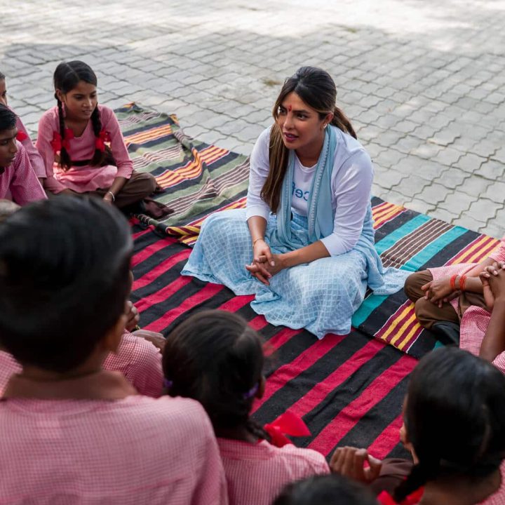 L'ambassadrice itinérante de l'UNICEF Priyanka Chopra Jonas rencontre des filles dans une école primaire de Lucknow, en Inde. © UNICEF/UN0731306/Mukherjee