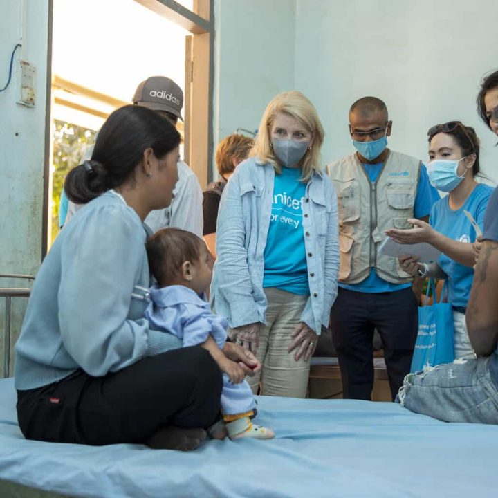 Le 10 novembre, au Viet Nam, la directrice générale de l'UNICEF, Catherine Russell a visité un centre de santé et un hôpital, où les enfants sont dépistés et traités pour la malnutrition aiguë sévère. © UNICEF/UN0733301/Viet Hung
