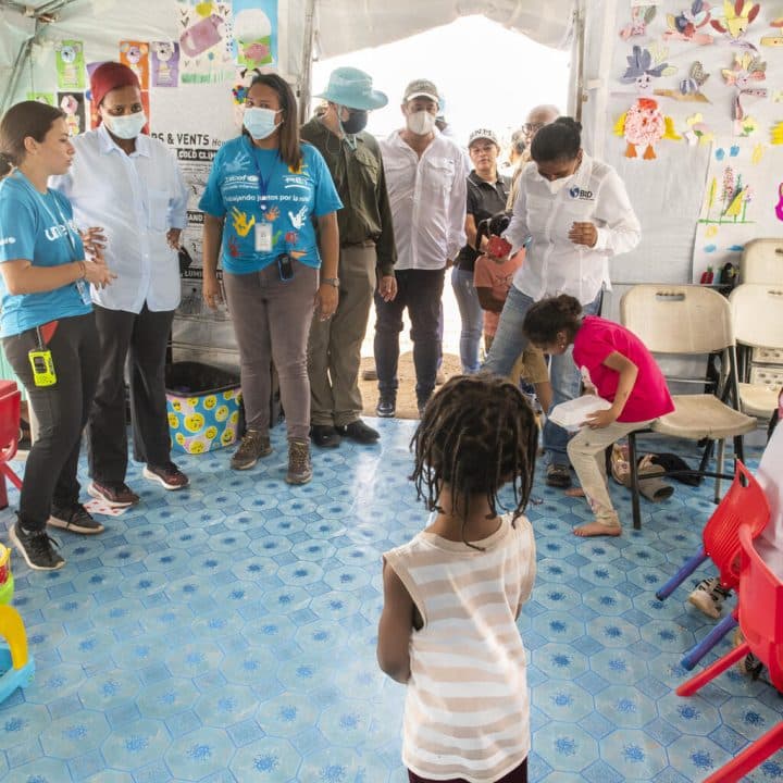Hannan Sulieman, directrice générale adjointe de l'UNICEF, est accueillie dans l'espace adapté aux enfants du centre d'accueil pour migrants de Lajas Blancas, au Panama. ©UNICEF/UN0738896/Serra
