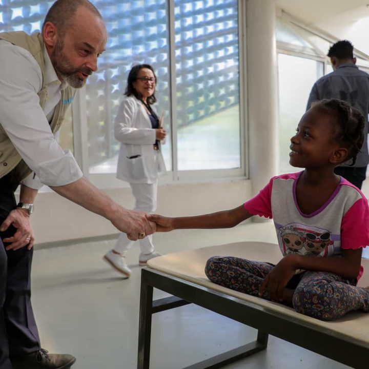 Le 21 novembre 2022, Manuel Fontaine, directeur du Bureau des programmes d'urgence de l'UNICEF, a visité le centre de santé GHESKIO, soutenu par l'UNICEF, situé à Centre Ville, à Port-au-Prince, la capitale d'Haïti. © UNICEF/UN0741388/Duvillier