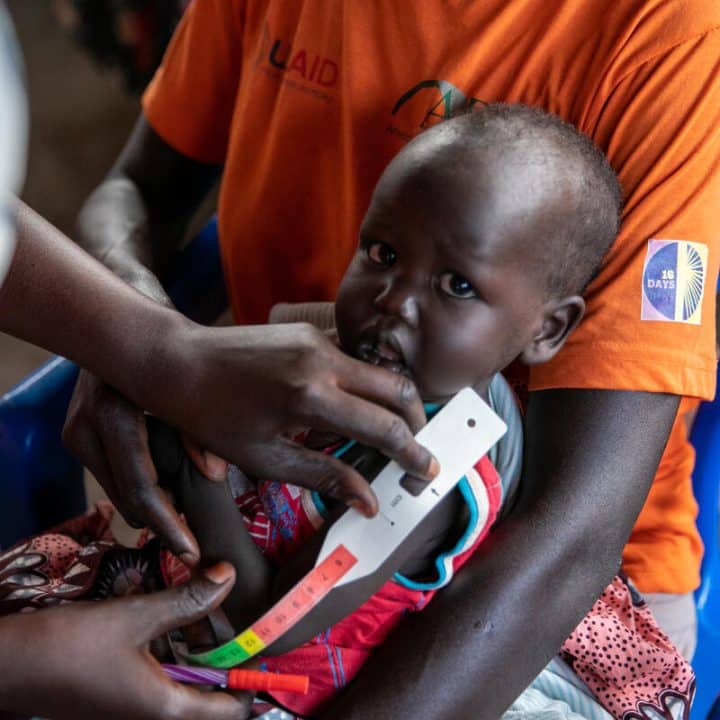 Regina Anok et sa fille se sont rendues sur le site de nutrition de Nyong à Torit, où le PAM met en œuvre des activités de nutrition, fournit des traitements préventifs aux enfants de moins de 2 ans, ainsi qu'aux femmes enceintes et allaitantes. ©Programme alimentaire mondial/WF1668422