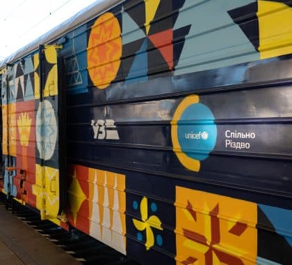 Des trains et des cadeaux pour les enfants ukrainiens