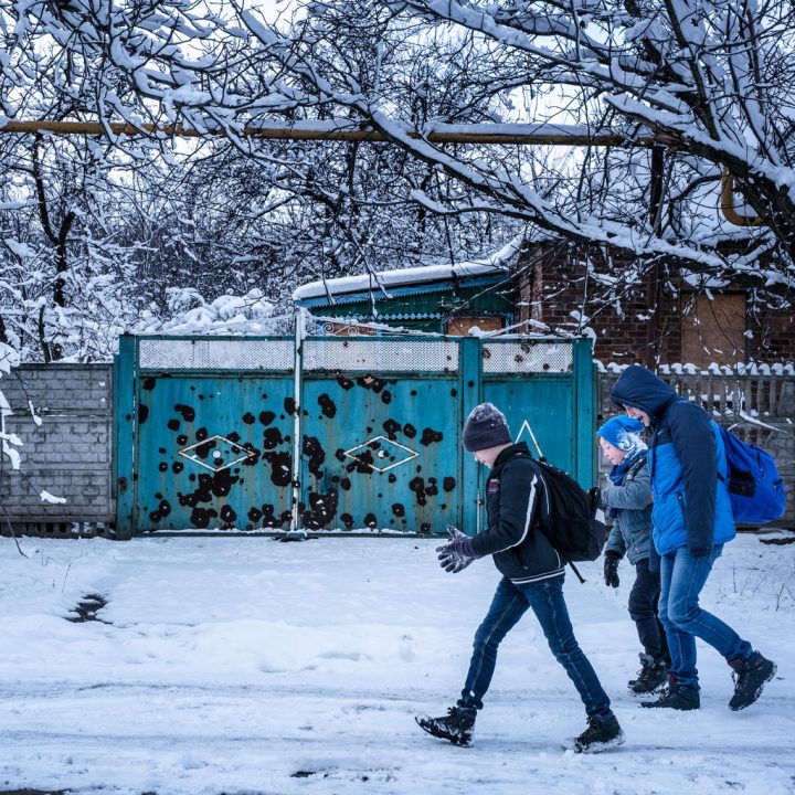 Sasha, 12 ans, se rend à pied à l'école dans la ville d'Avdiivka, dans l'oblast de Donetsk, en Ukraine, lundi 27 novembre 2017. UNICEF/UN0150885/Gilbertson VII Photo