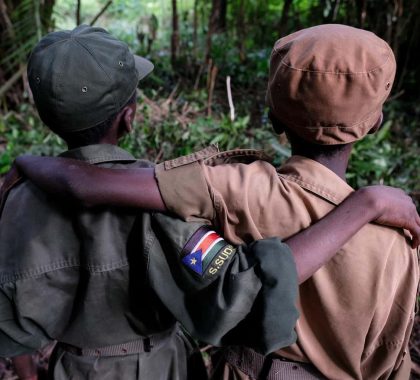 Save the Children, l’UNICEF et la France publient un nouveau manuel pour soutenir la lutte contre les recrutements et les exploitations d’enfants dans les conflits 