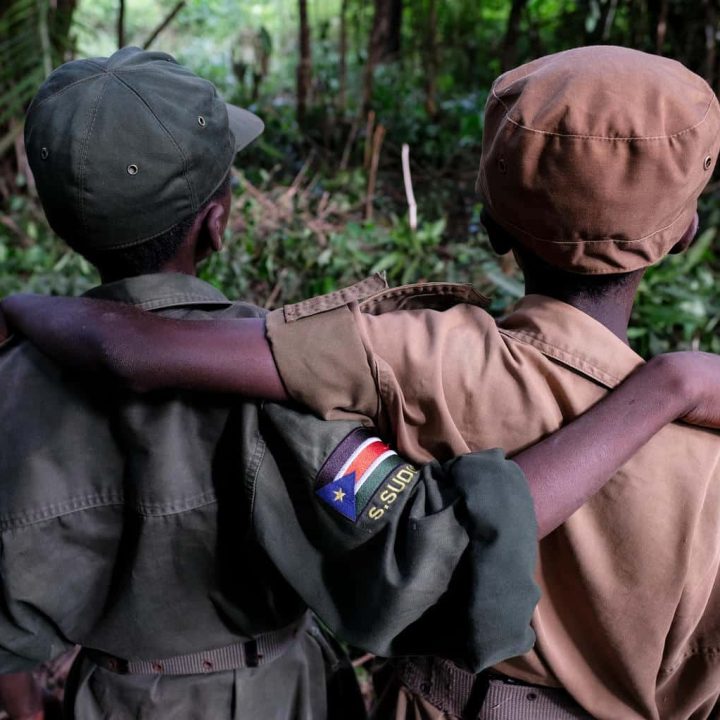 Deux enfants recrutés par un groupe armé se tiennent debout pendant une cérémonie pour les enfants libérés à Yambio, au Sud-Soudan. © UNICEF/UN0202141/Rich