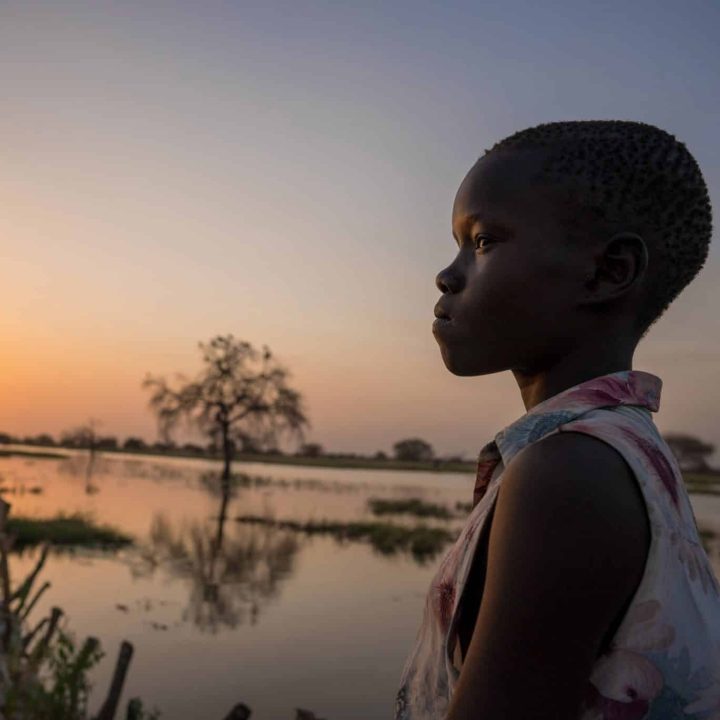 Ayak Anhiany Lual, 13 ans, se tient devant le village inondé de Panyagor à Twic East, dans l'État de Jonglei, au Sud-Soudan. ©UNICEF/UN0594304/Naftalin