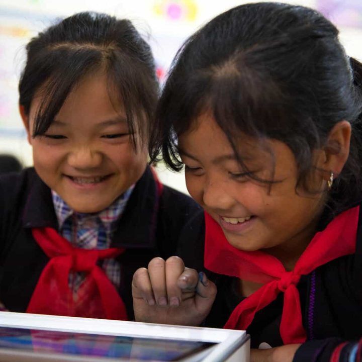 Hang Thi Ly (à gauche), 10 ans, et son amie Ma Thi Mao (à droite), 9 ans, ont essayé la technologie AR. Toutes deux sont élèves de l'école primaire de Ham Rong, dans la province de Lao Cai. © UNICEF/UN0610290/Le Vu