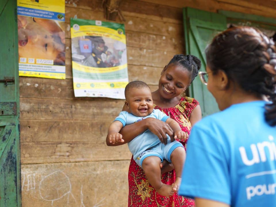 Photo prise dans le centre de nutrition de Tsaramainandro, dans la région de Analanjirofo à Madagascar, le 7 juillet 2022, avec Iavilisy, responsable santé au sein du bureau de l'UNICEF à Madagascar. © UNICEF/UN0685770/Ramasomanana