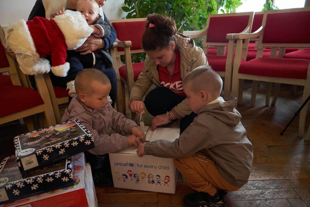 Le 9 octobre 2022, Kateryna et ses enfants reçoivent des kits d'hiver de l'UNICEF, contenant des vêtements chauds, des bottes et des couvertures. Photo prise en Ukraine. © UNICEF/UN0720459/Vostrikov