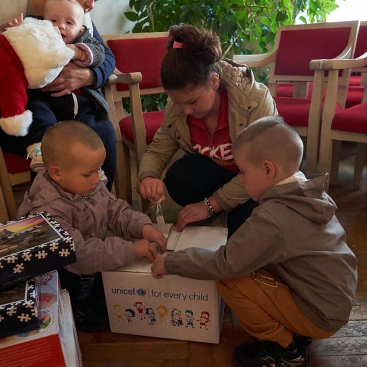 Le 9 octobre 2022, Kateryna et ses enfants reçoivent des kits d'hiver de l'UNICEF, contenant des vêtements chauds, des bottes et des couvertures. Photo prise en Ukraine. © UNICEF/UN0720459/Vostrikov