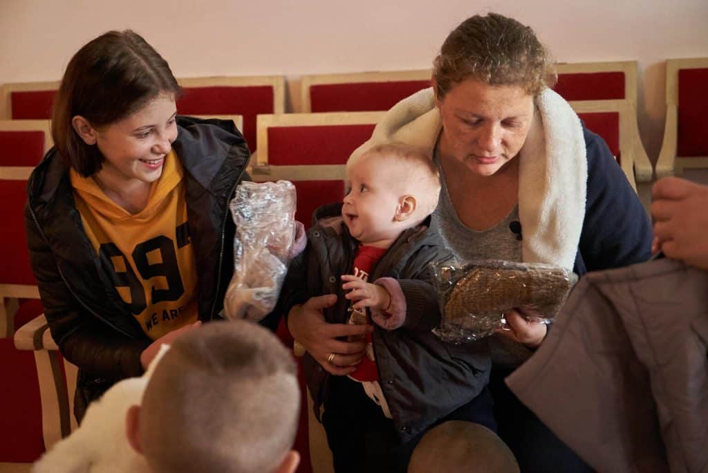 Le 9 octobre 2022, Kateryna et ses enfants reçoivent des kits d'hiver de l'UNICEF, contenant des vêtements chauds, des bottes et des couvertures. Photo prise en Ukraine. © UNICEF/UN0720466/Vostrikov