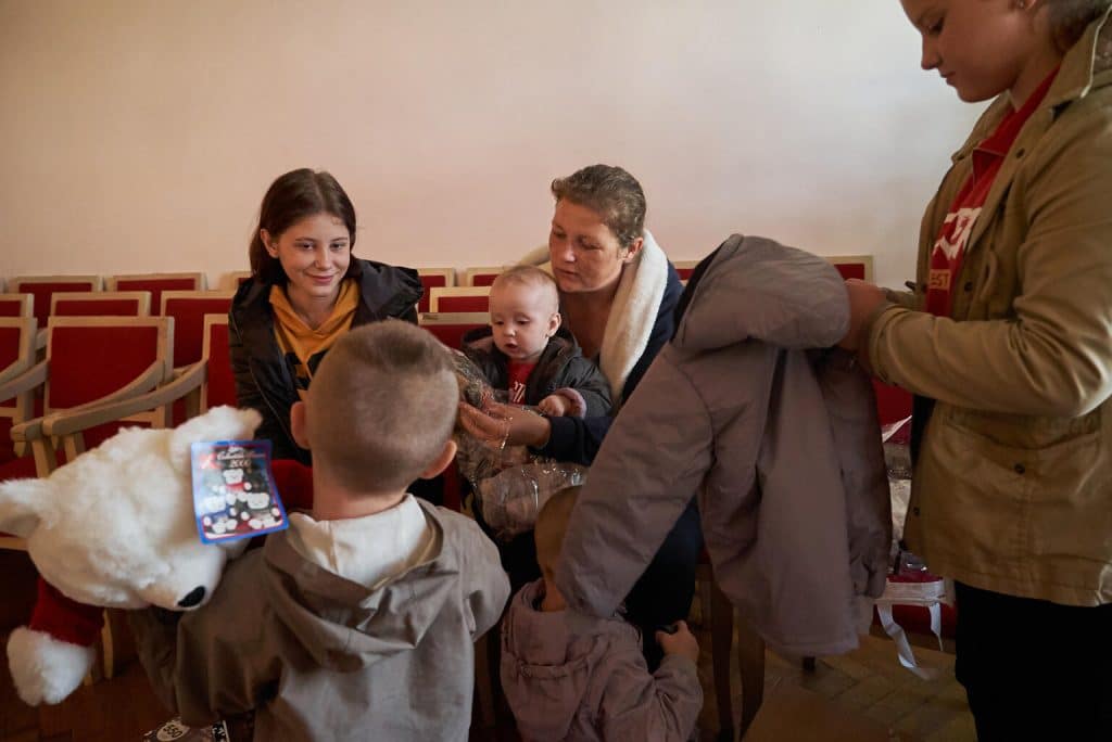 Le 9 octobre 2022, Kateryna et ses enfants reçoivent des kits d'hiver de l'UNICEF, contenant des vêtements chauds, des bottes et des couvertures. Photo prise en Ukraine. © UNICEF/UN0720467/Vostrikov