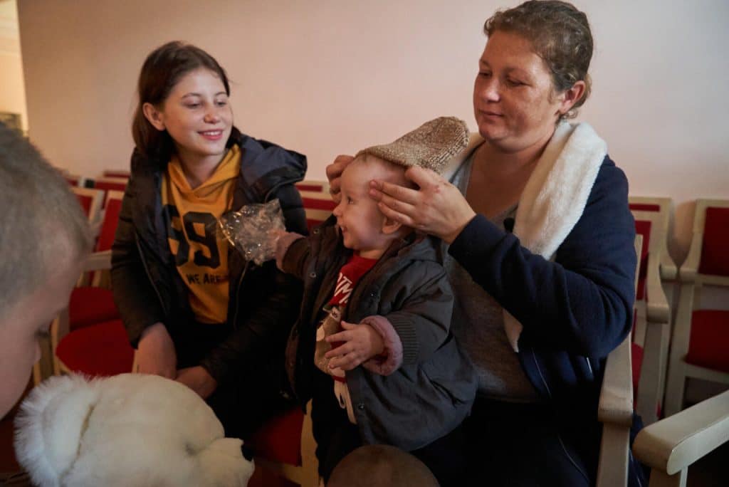 Le 9 octobre 2022, Kateryna et ses enfants reçoivent des kits d'hiver de l'UNICEF, contenant des vêtements chauds, des bottes et des couvertures. Photo prise en Ukraine. © UNICEF/UN0720470/Vostrikov