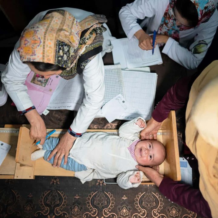 Le 23 octobre 2022, la taille d'un bébé est mesurée dans l'hôpital provincial soutenu par l'UNICEF à Nili, dans la province de Daikundi, dans le centre de l'Afghanistan. © UNICEF/UN0726628/