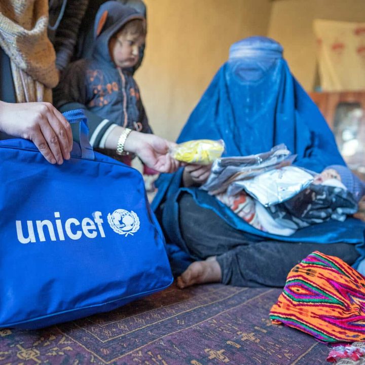 Le 22 novembre 2022, Yasamin (à droite) reçoit un kit fourni par l'UNICEF pour sa fille nouveau-née, Nida, âgée de 22 jours seulement, dans la province de Badakhshan en Afghanistan.  Le kit contient des produits tels qu'un bonnet, des vêtements, des couvertures et des chaussures. © UNICEF/UN0746683/Naftalin