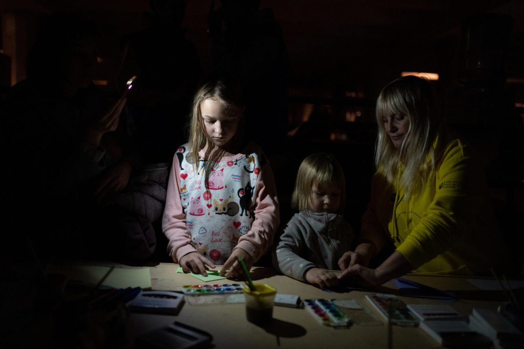 Des enfants jouent à un Spilno-spot dans une station de métro de Kharkiv, dans un contexte de coupures d'électricité, de raids aériens et d'attaques contre la ville. 15 novembre 2022 © UNICEF/UN0747379/Filippov