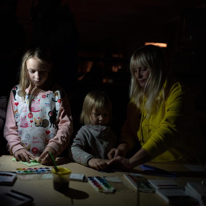 Des enfants jouent à un Spilno-spot dans une station de métro de Kharkiv, dans un contexte de coupures d'électricité, de raids aériens et d'attaques contre la ville. 15 novembre 2022 © UNICEF/UN0747379/Filippov