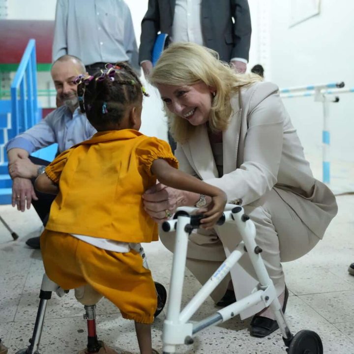 Le 5 décembre 2022 au Yémen, la Directrice générale de l'UNICEF Catherine Russell interagit avec Areej, 5 ans, au Centre de prothèse et de physiothérapie d'Aden, soutenu par l'UNICEF. © UNICEF/UN0747995/Al-Azarqi