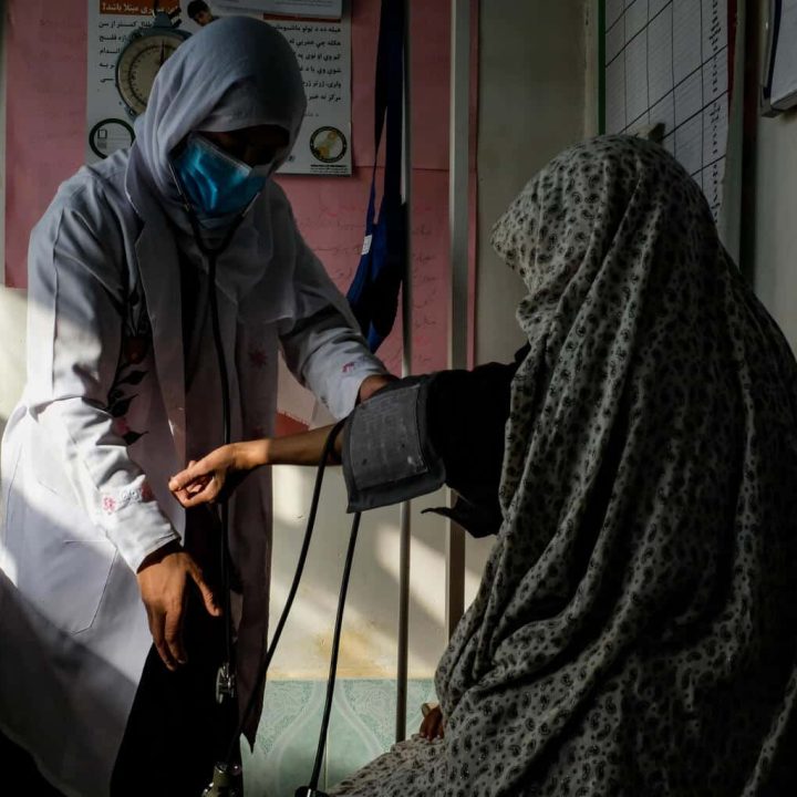 Le 13 décembre 2022, Parwana Shaiq, une sage-femme du sous-centre de santé de Shuturkhan, effectue un examen de la mère de Morsal. © UNICEF/UN0754576/Gripiotis