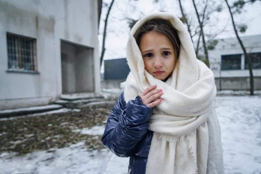 Le 21 décembre 2022, Eva, 8 ans, pose pour une photo dans la ville d'Irpin, touchée par la guerre, dans la région de Kiev, en Ukraine. © UNICEF/UN0760470/Hrom