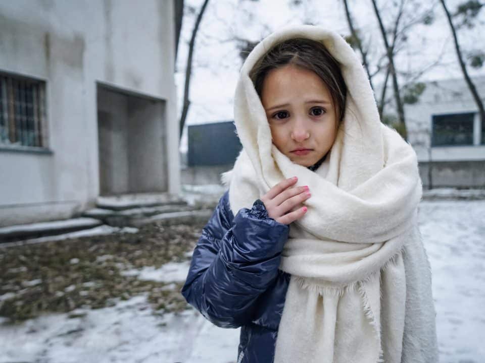 Le 21 décembre 2022, Eva, 8 ans, pose pour une photo dans la ville d'Irpin, touchée par la guerre, dans la région de Kiev, en Ukraine. © UNICEF/UN0760470/Hrom