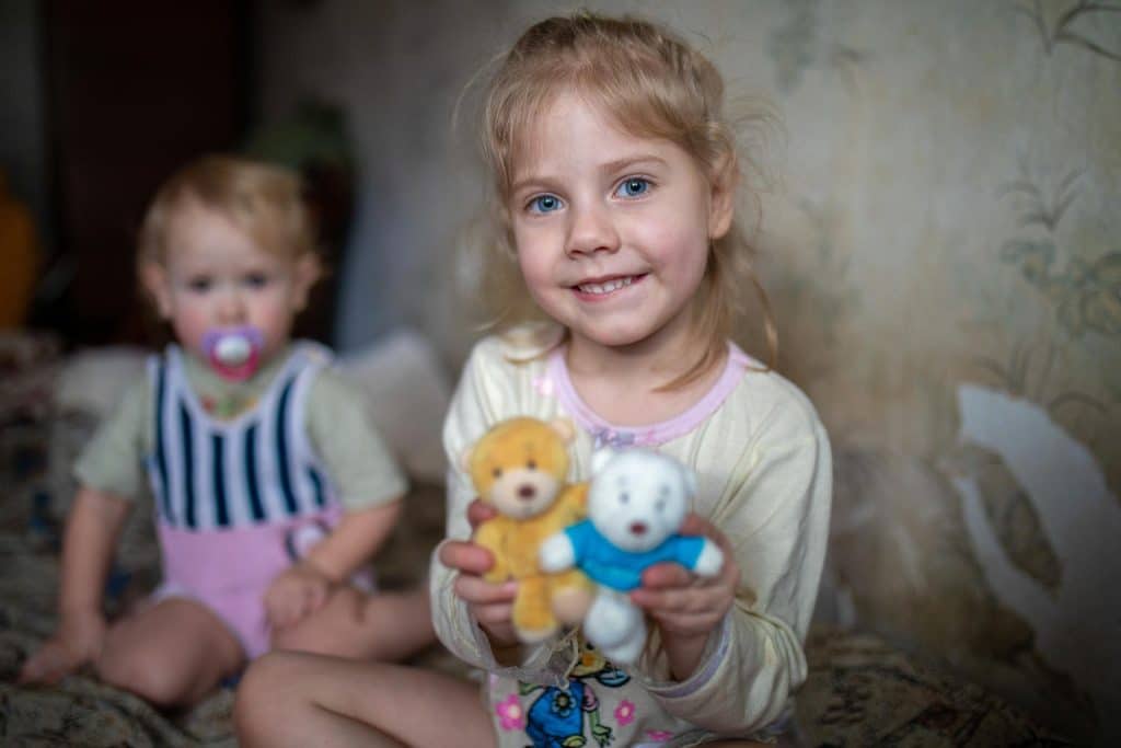 Victoria, 5 ans, a été prise en photo chez elle, à Avdiivka en Ukraine. © UNICEF/UNI286758/Filippov