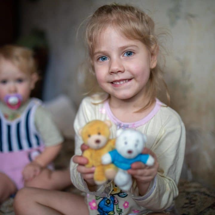 Victoria, 5 ans, a été prise en photo chez elle, à Avdiivka en Ukraine. © UNICEF/UNI286758/Filippov