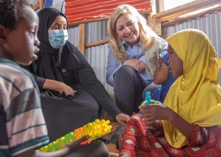 Le 26 avril 2022, la Directrice générale de l'UNICEF Catherine Russell rencontre des enfants dans un espace ami des enfants soutenu par l'UNICEF sur le site pour personnes déplacées de Higlo, en Éthiopie. ©UNICEF/UN0631310/Sewunet