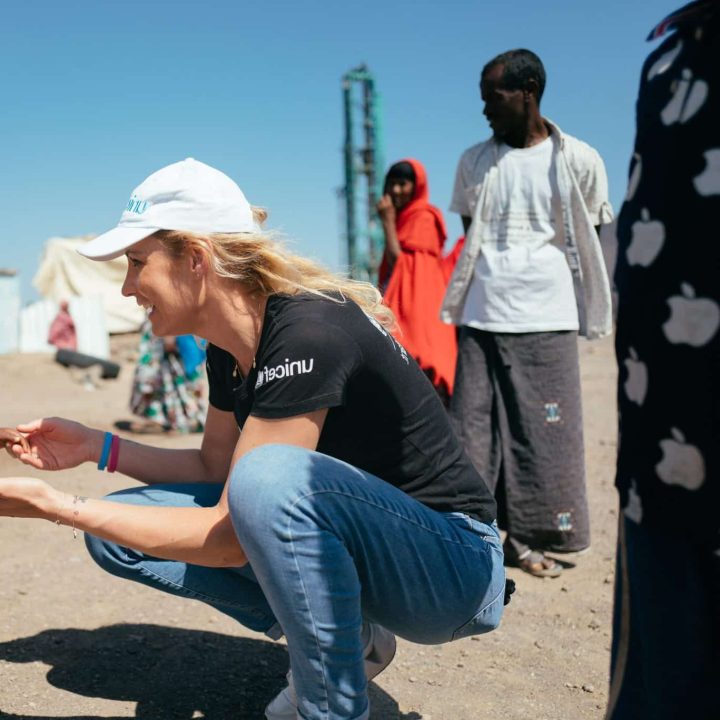 Visite d'Elodie Gossuin, ambassadrice Unicef France à Dijibouti. L’eau a été amenée à Blaho grâce au soutien de l’UNICEF et des Nations Unies. Pour maintenir le puisage de l’eau la communauté se cotise aussi. L’électricité pour alimenter le moteur servant notamment à refroidir l’eau à la sortie, étant très chère, l’idéal serait qu’ils puissent bénéficier de panneaux solaires pour faire fonctionner le système. L’eau est puisée à 400 mètres de profondeur et sort à 90°. © UNICEF/Benjamin Decoin