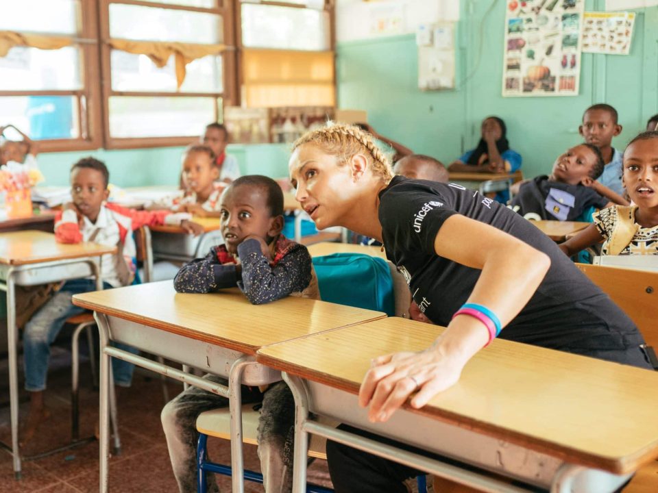 Visite d'Elodie Gossuin, ambassadrice Unicef France à Dijibouti. Projet LEC pour LIRE, ECRIRE, COMPTER.