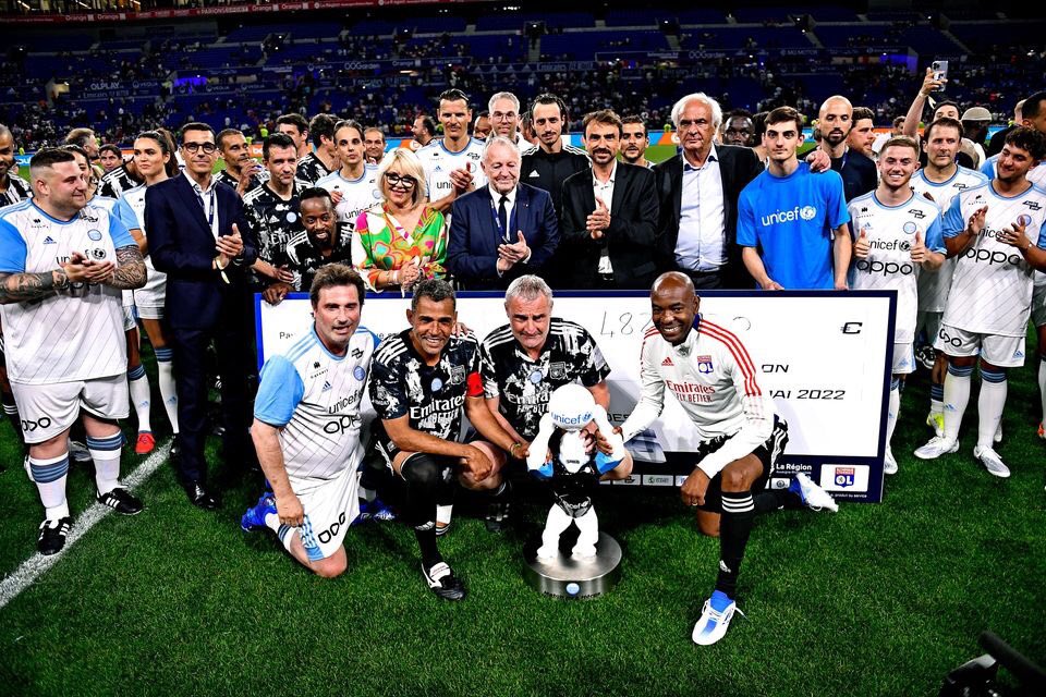 Photo de groupe prise lors de la 2ème édition du Match des Héros, à Lyon, en mai 2022.