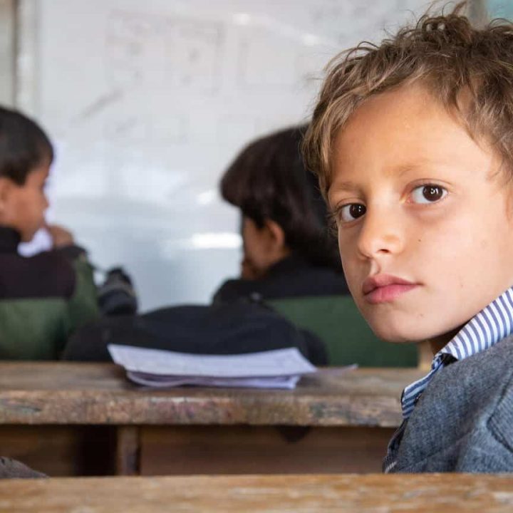 Photo d'un jeune garçon dans une salle de classe au Yémen, le 10 octobre 2021. © UNICEF/UN0536733/