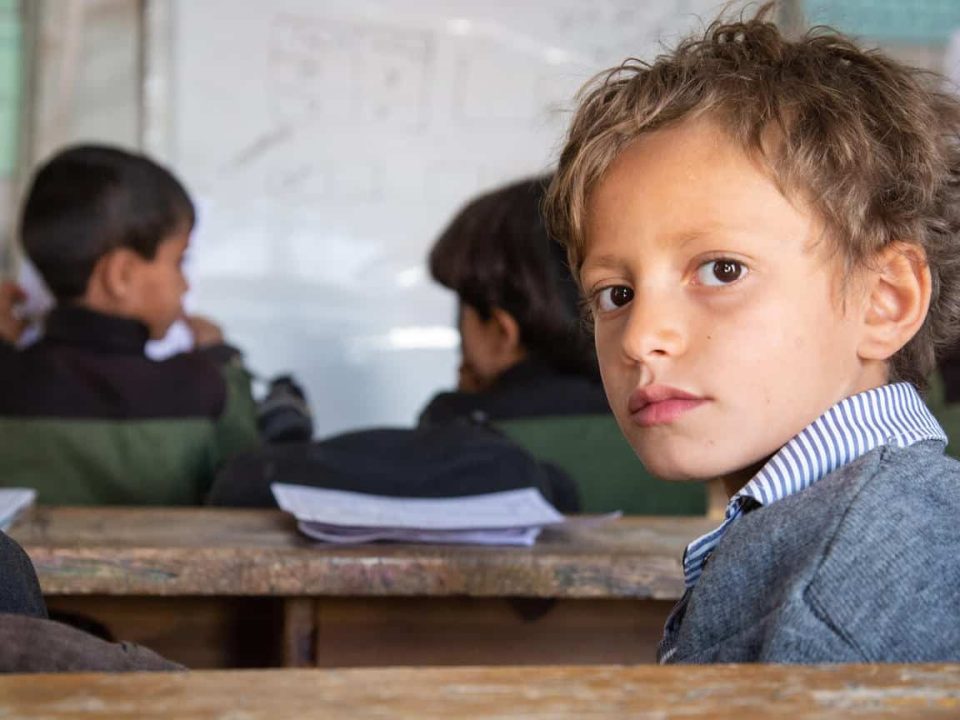 Photo d'un jeune garçon dans une salle de classe au Yémen, le 10 octobre 2021. © UNICEF/UN0536733/