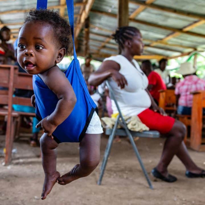 Le 19 juillet 2022, Fredlyne, 6 mois, est pesée avant de recevoir plusieurs vaccins dans une clinique de proximité du village de Troirac, près de la ville de Camp Perrin, en Haïti. © UNICEF/UN0695618/LeMoyne