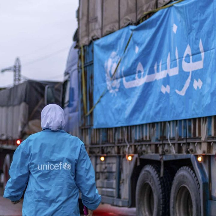 Dans le cadre d'un convoi humanitaire de l'ONU, l'UNICEF a livré des fournitures essentielles en matière de santé et de nutrition, d'éducation, d'eau, d'assainissement et d'hygiène pour 31 550 personnes, dont 6550 enfants en âge scolaire et 10 000 enfants de moins de cinq ans dans le nord-ouest de la Syrie. © UNICEF/UN0745347/Janji