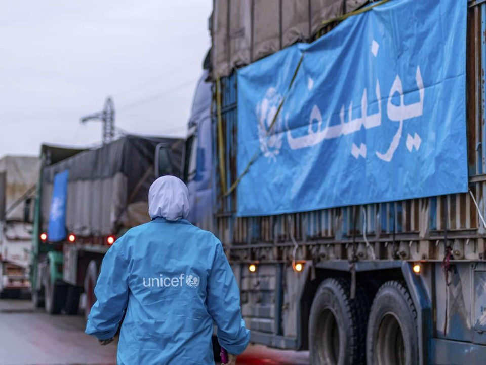 Dans le cadre d'un convoi humanitaire de l'ONU, l'UNICEF a livré des fournitures essentielles en matière de santé et de nutrition, d'éducation, d'eau, d'assainissement et d'hygiène pour 31 550 personnes, dont 6550 enfants en âge scolaire et 10 000 enfants de moins de cinq ans dans le nord-ouest de la Syrie. © UNICEF/UN0745347/Janji