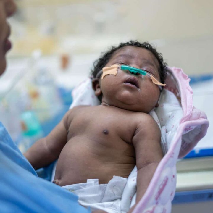 Sarah Mohamed, 20 ans, tient son enfant Omnia, âgé de 20 jours, dans une chambre isolée de l'unité de soins intensifs néonatals (USIN) de l'hôpital Saad Abu Alela, situé dans la banlieue de Khartoum. © UNICEF/UN0746957/Mojtba Moawia Mahmoud