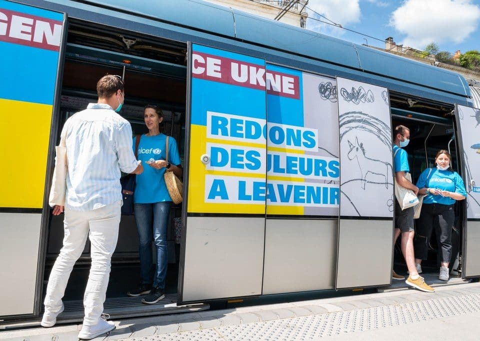 Bénévoles sensibilisant des usagers du tramway à l'urgence en Ukraine © Cécile Boucher