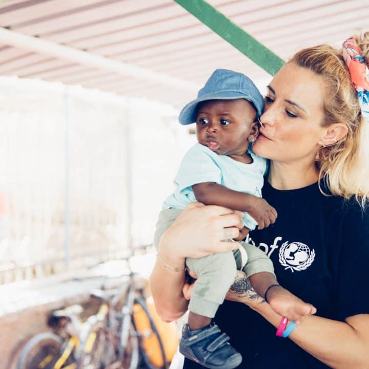 Visite d'Elodie Gossuin, ambassadrice Unicef France à Djibouti. Au Centre Caritas de Djibouti où les enfants des rues bénéficient d'une prise en charge psychosociale et éducative. Avec Mohamed, 6 mois. © UNICEF/Benjamin Decoin