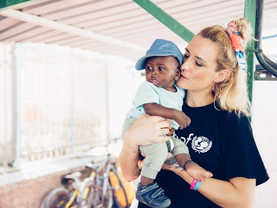 Visite d'Elodie Gossuin, ambassadrice Unicef France à Djibouti. Au Centre Caritas de Djibouti où les enfants des rues bénéficient d'une prise en charge psychosociale et éducative. Avec Mohamed, 6 mois. © UNICEF/Benjamin Decoin