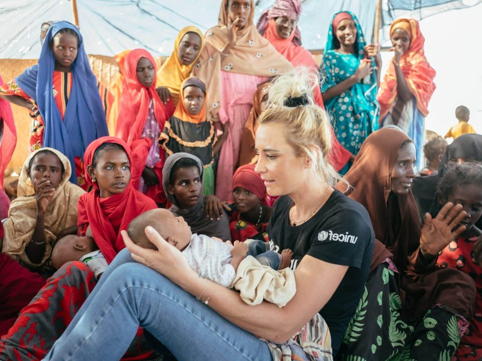 Visite d'Elodie Gossuin, Ambassadrice de l’Unicef France à Djibouti. Dans le village, 30 enfants sont en traitement contre la malnutrition. Dans ce village, une école primaire est en construction. © UNICEF/Benjamin Decoin