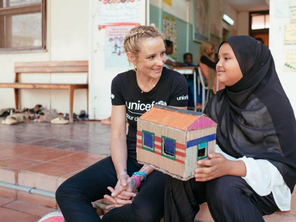Visite d'Elodie Gossuin, Ambassadrice de l’Unicef France à Djibouti. Projet LEC pour LIRE, ECRIRE, COMPTER. Avec AMINA, 12 ans, responsable d'une initiative de recyclage de cartons. © UNICEF/Benjamin Decoin