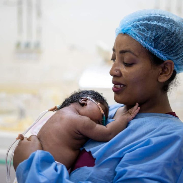 Sarah Mohamed, 20 ans, câline son enfant Omnia, âgé de 20 jours, dans une chambre isolée de l'unité de soins intensifs néonatals (USIN) de l'hôpital Saad Abu Alela, situé dans la banlieue de Khartoum. © UNICEF/UN0746952/Mojtba Moawia Mahmoud